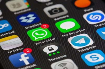 Smartphone screen showing apps